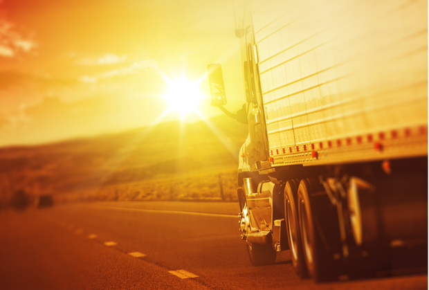 Un camion sta guidando lungo un'autostrada al tramonto