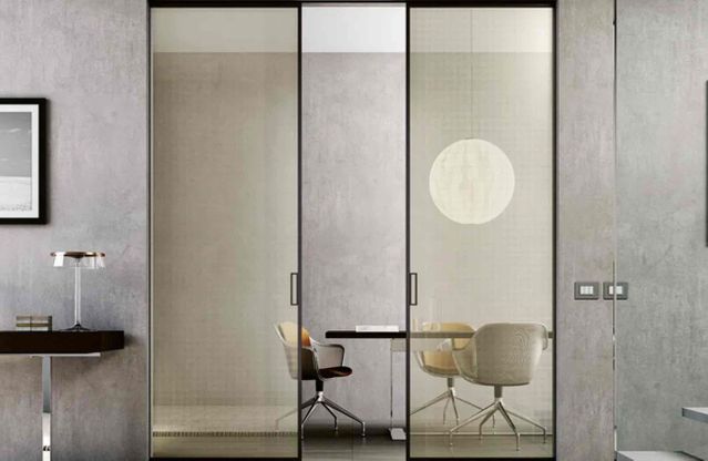 Porta-scorrevole-in-vetro-filomuro