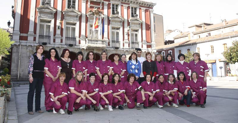 Un grupo de mujeres posa para una foto frente a un edificio.
