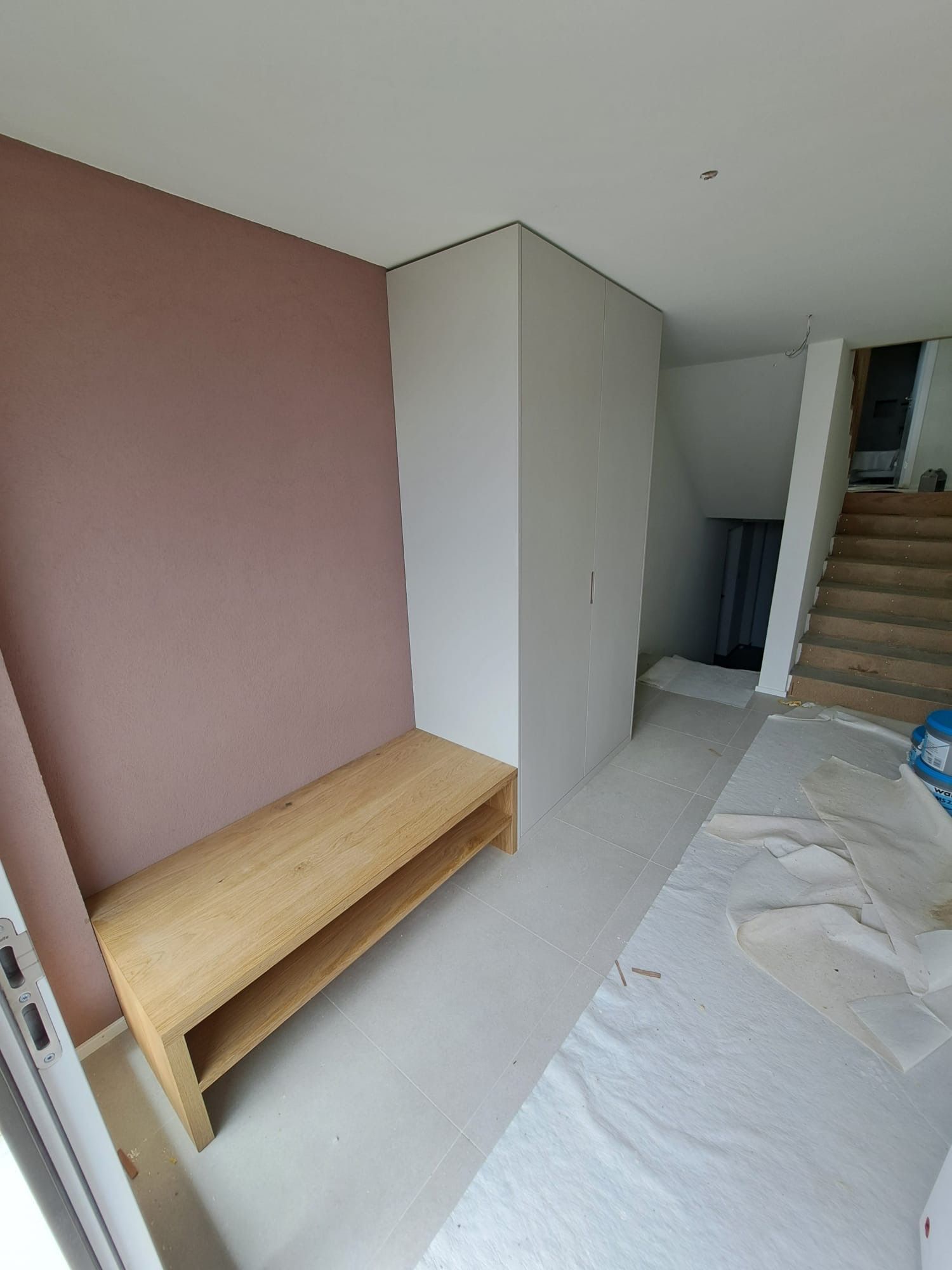 In der Mitte des Raumes steht eine Holzbank.