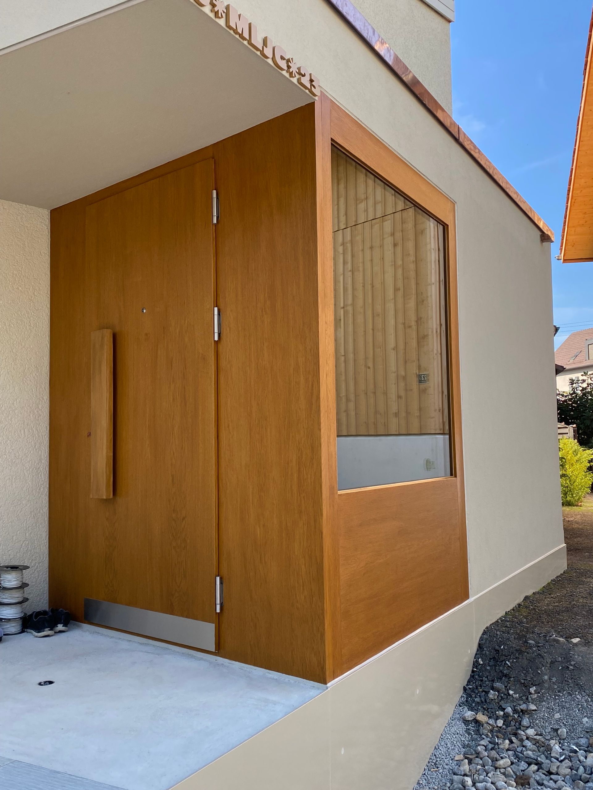 Eine Holztür mit einem Fenster an der Seite eines Gebäudes