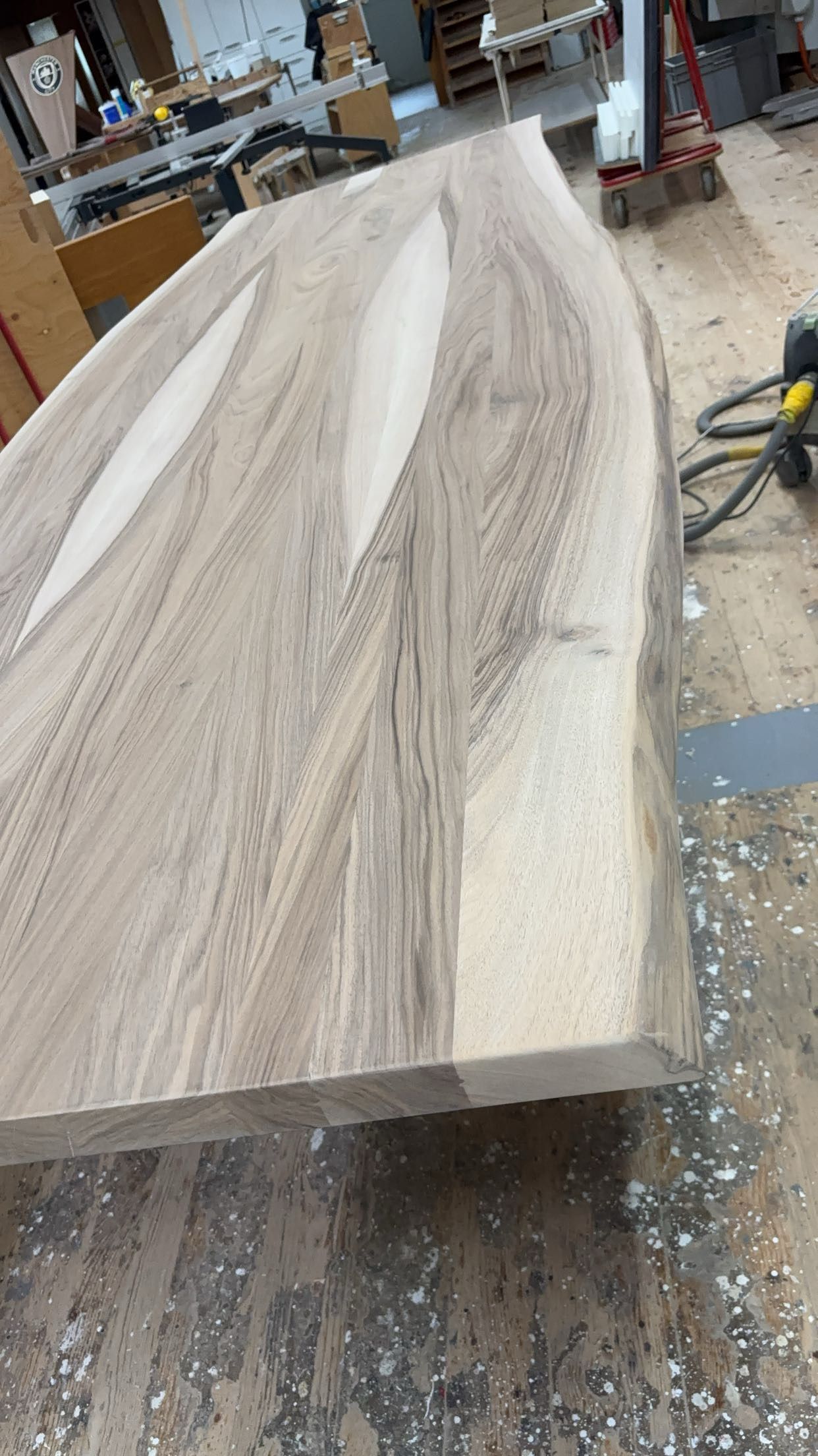 Auf einem Holztisch liegt ein grosses Stück Holz.