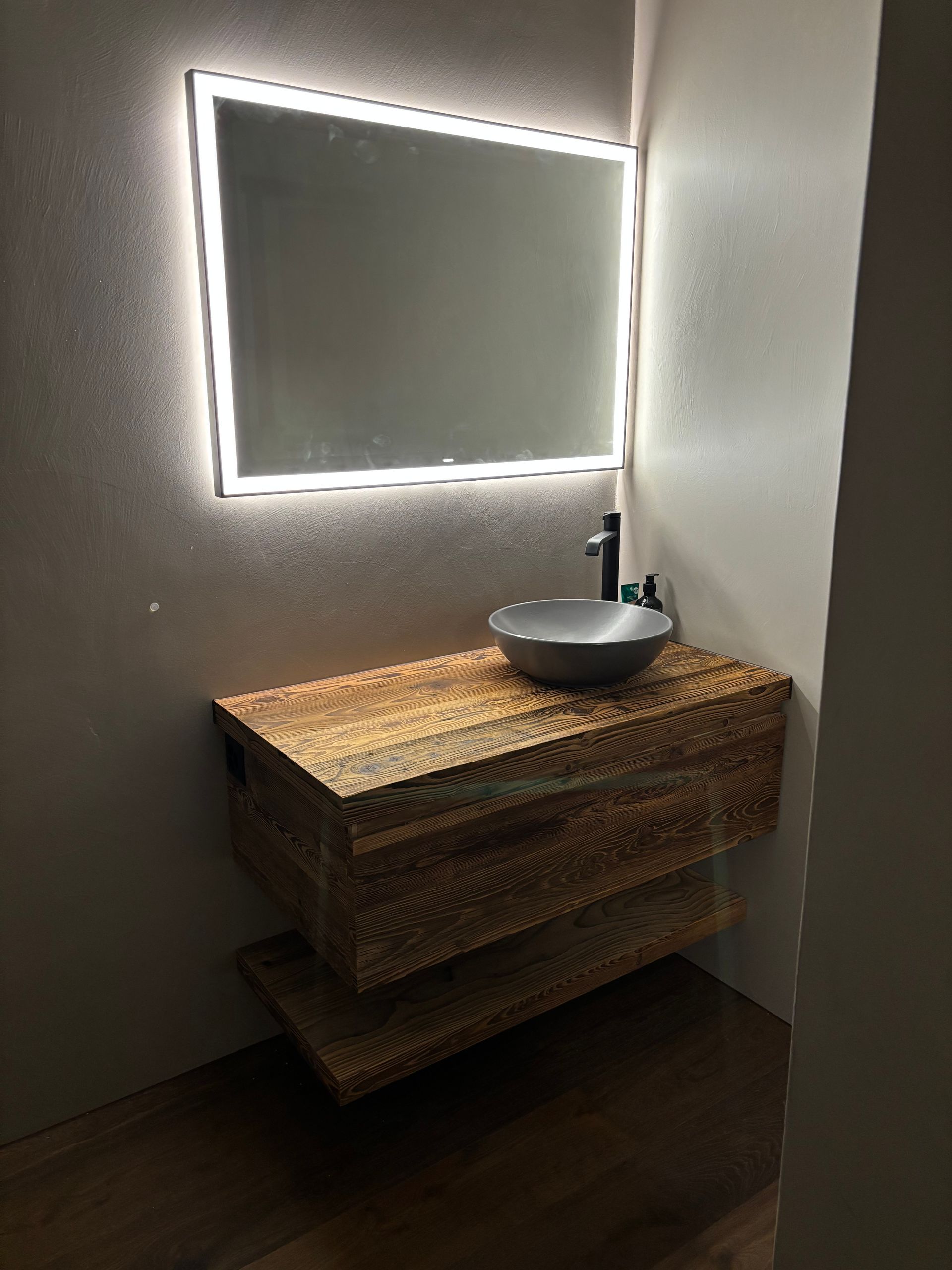 Ein Badezimmer mit Waschbecken und Spiegel an der Wand.