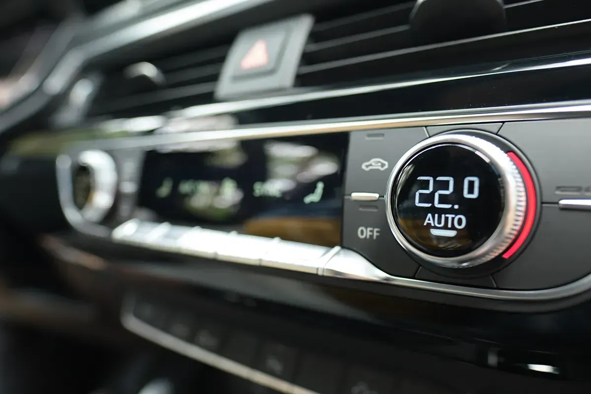 Eine Nahaufnahme der Klimaanlage eines Autos, die auf 22,0 Grad Fahrenheit eingestellt ist.