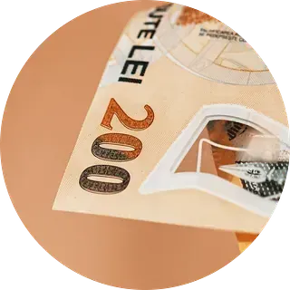 Un primer plano de un billete de 200 euros sobre una mesa.