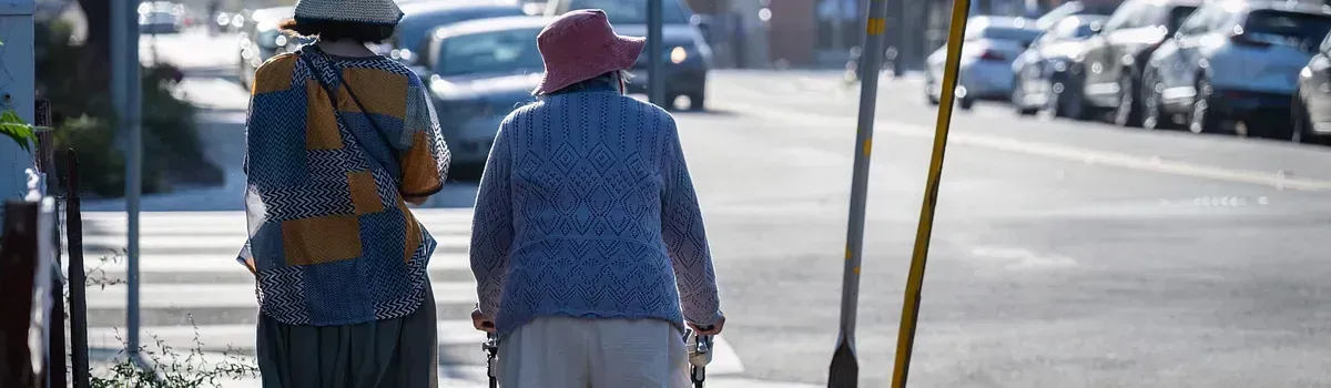 Dos mujeres mayores caminan por una calle de la ciudad.