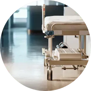 Una cama de hospital está en un pasillo del hospital.