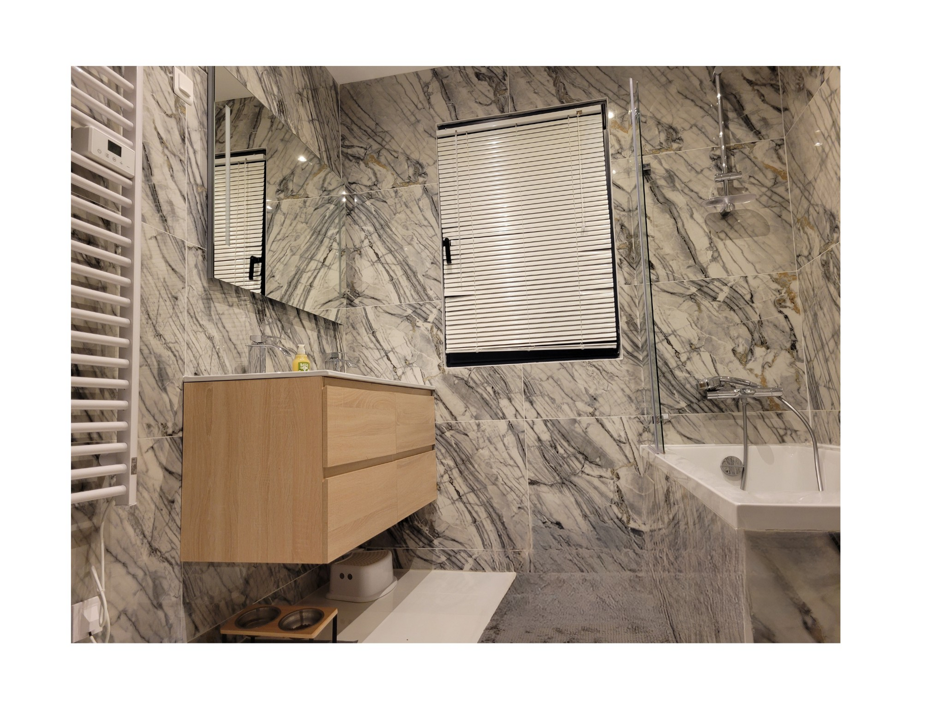 Une salle de bains faite de marbre.