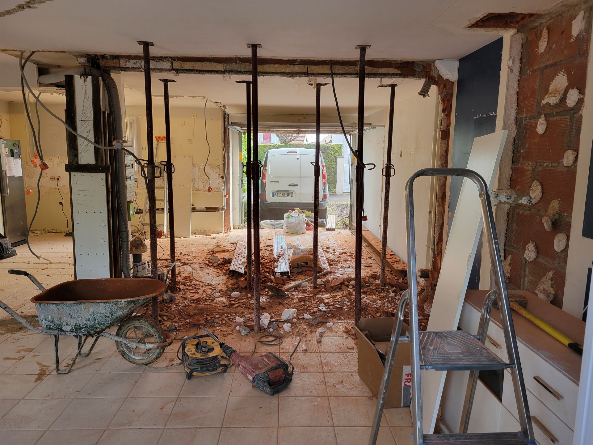 Une pièce de maison en rénovation.
