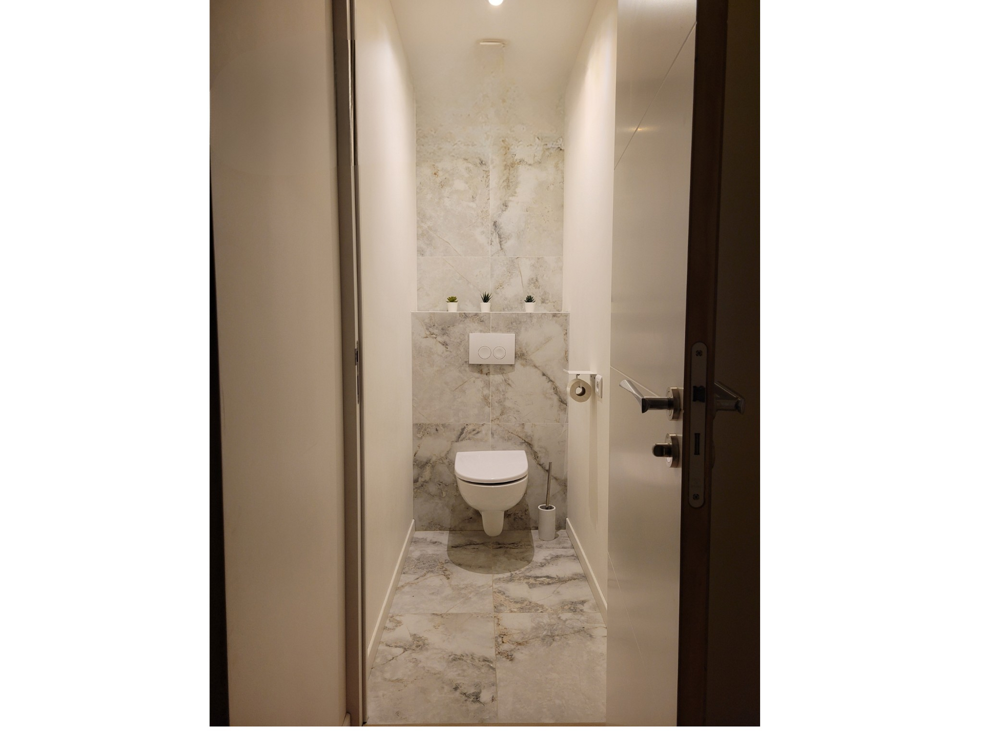 Des toilettes entourées de marbre.