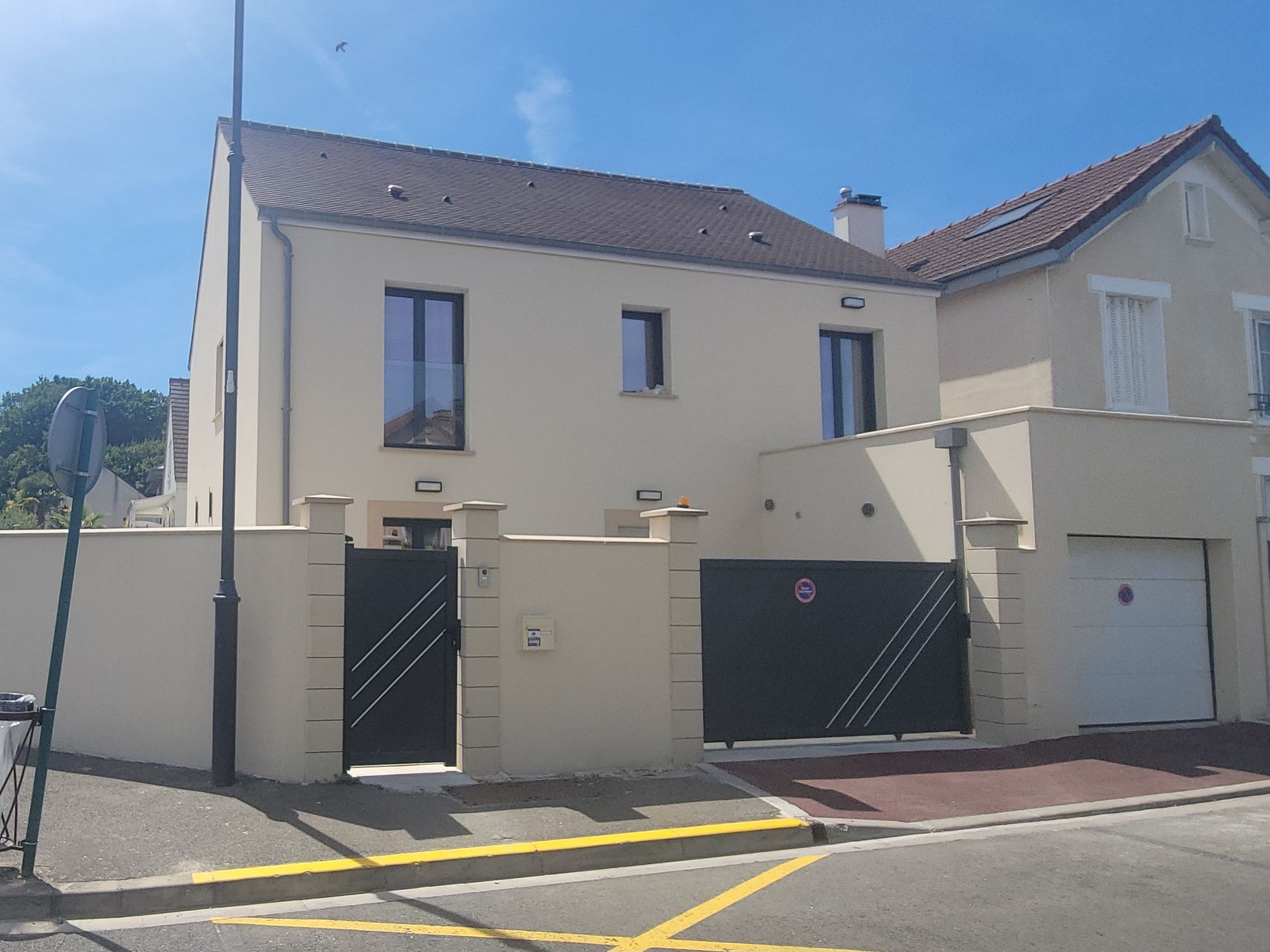 Une maison avec des fenêtres rénovées.