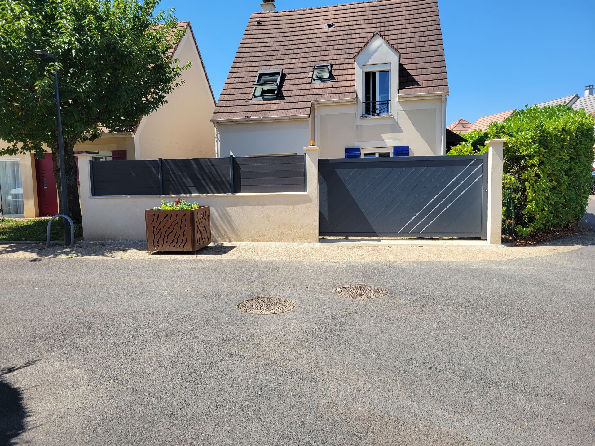 L'extérieur d'une maison rénovée.