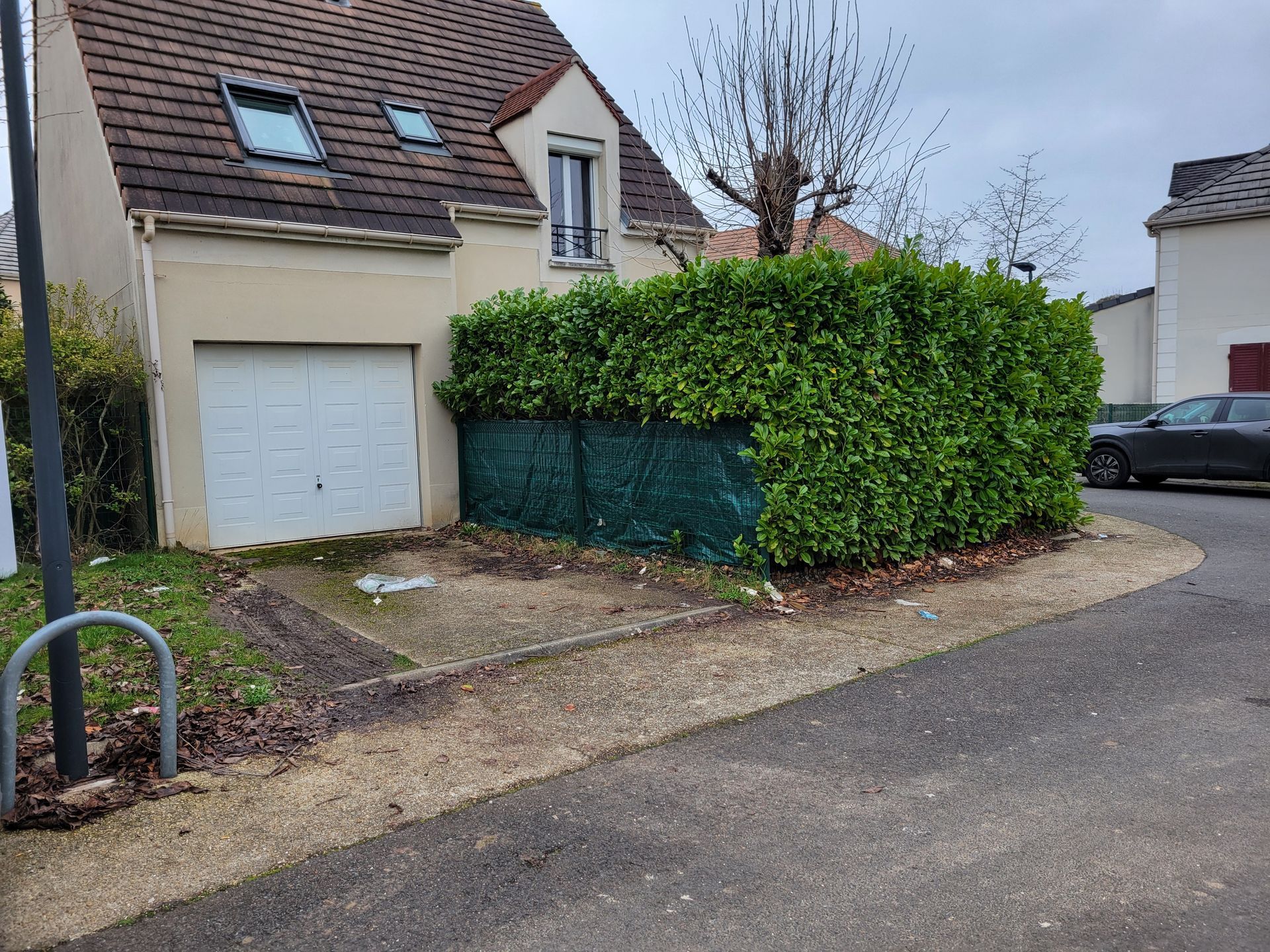 L'extérieur d'une maison en rénovation.