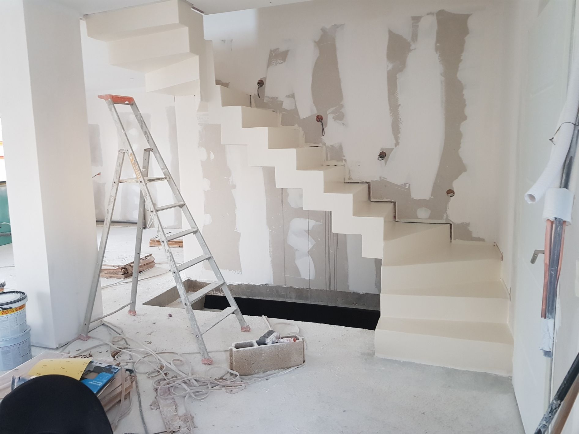 Des escaliers en rénovation.