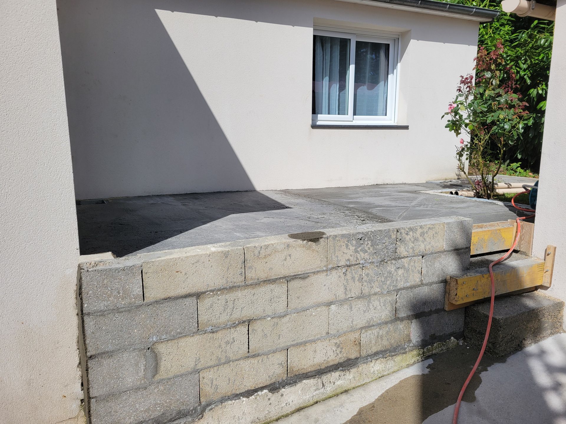 Une terrasse extérieure en rénovation.
