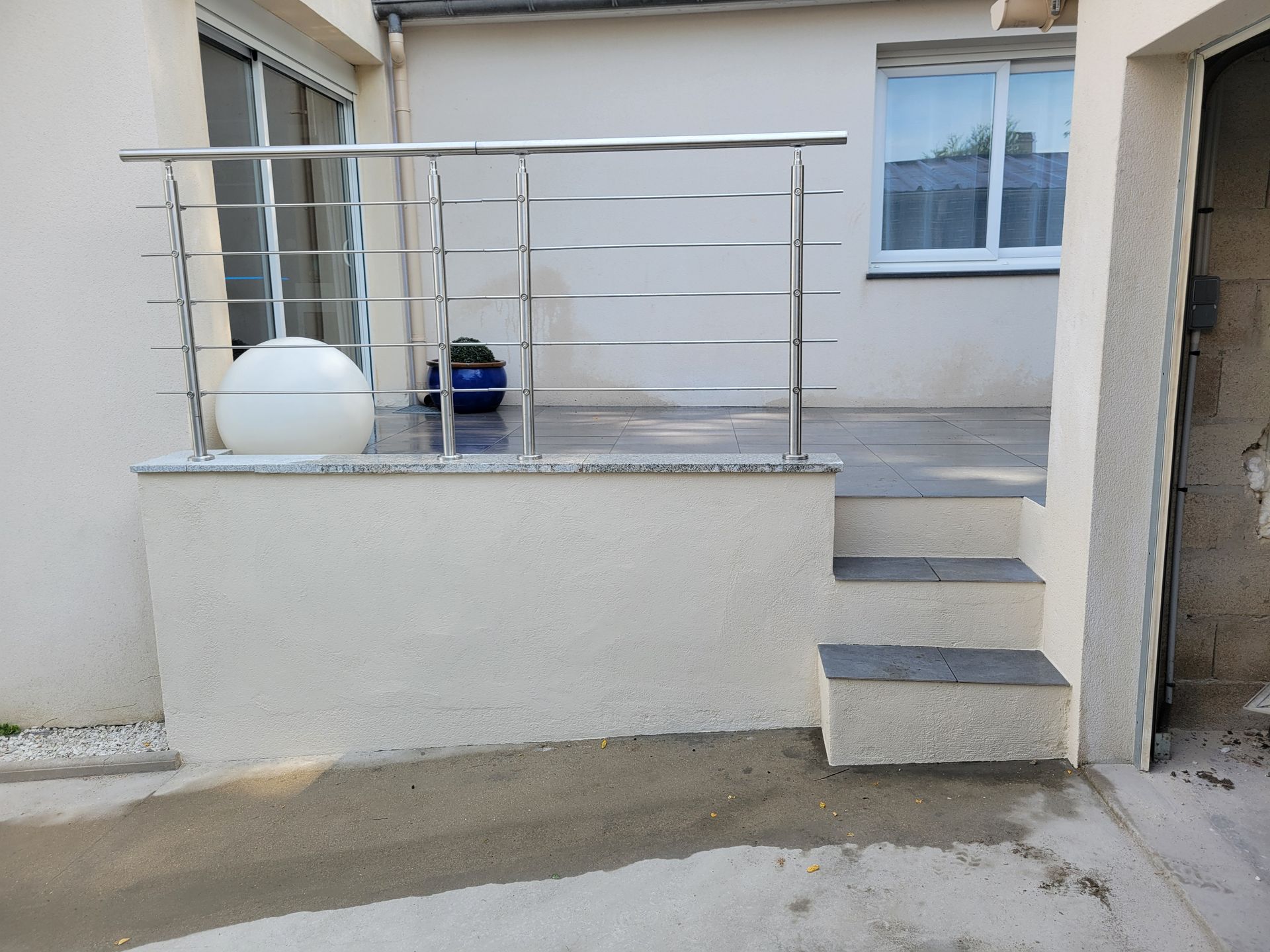 Une terrasse avec une rambarde.