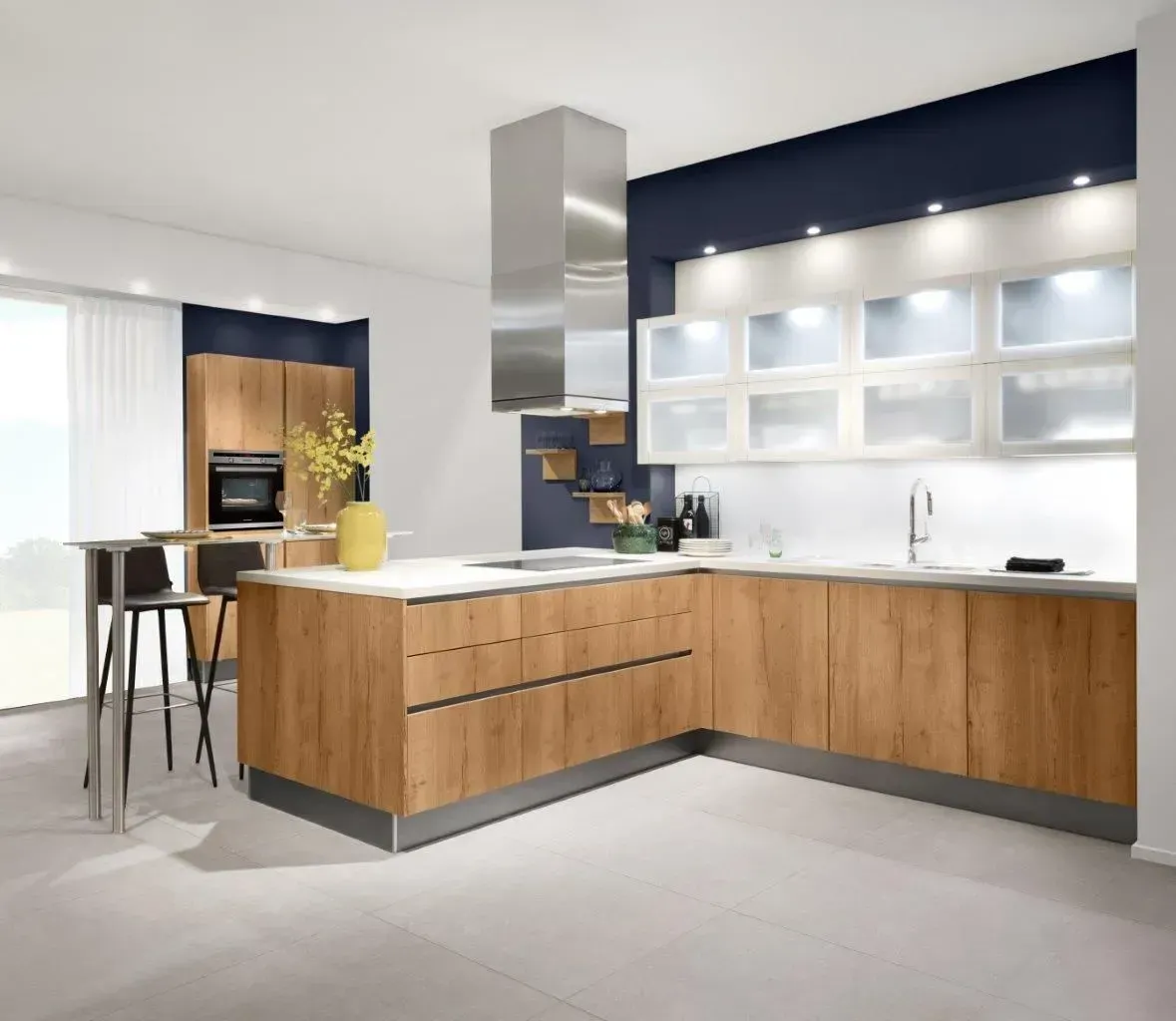 Eine hochwertige Küche mit Holzfronten und Geräten aus Edelstahl
