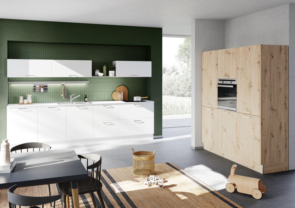 Eine Küchenzeile mit weißen Fronten und eine mit Hochschränken mit Holzfronten.