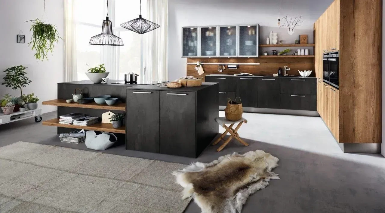 Eine Küche mit überwiegend dunkel-texturierten Fronten, ein Hochschrank mit Holzfront