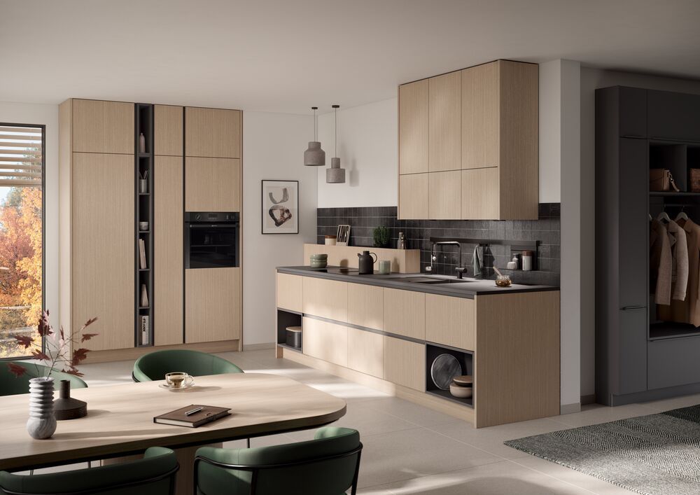 Eine grifflose Küche mit Holzfronten, in zwei Küchenzeilen geteilt.