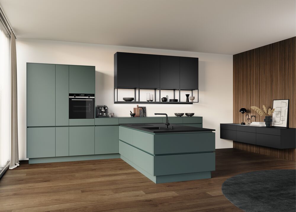 Eine Wohnküche mit einer großen Insel in der Mitte des Raumes. Die Fronten sind grifflos in Azur.