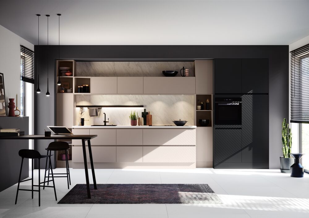 Eine moderne, minimalistische, grifflose Küche mit Kaschmir Fronten und einem Kühlschrank-Element in mattem Schwarz.