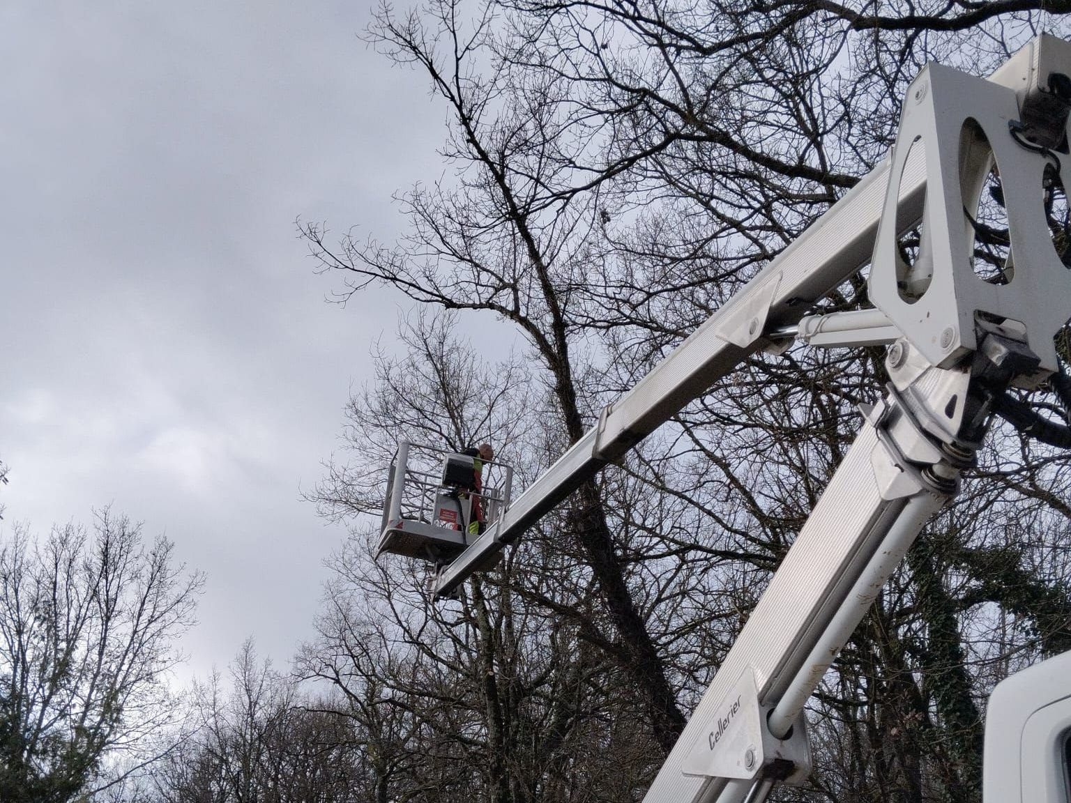 Intervention d'une nacelle en hauteur
