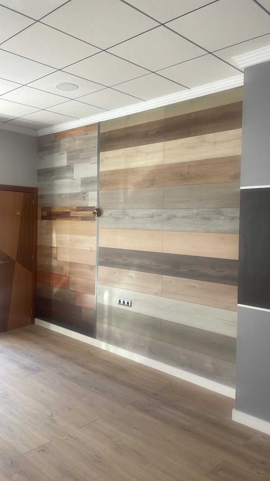 Una habitación vacía con suelo de madera y una pared de madera.