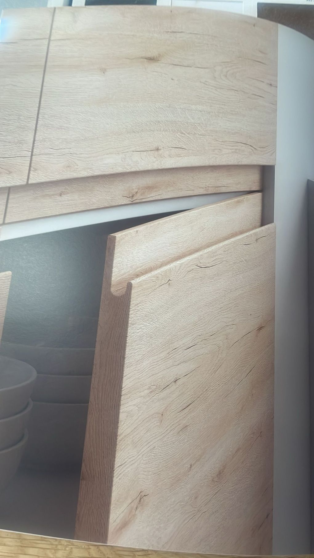 Un primer plano de un trozo de madera con un agujero.