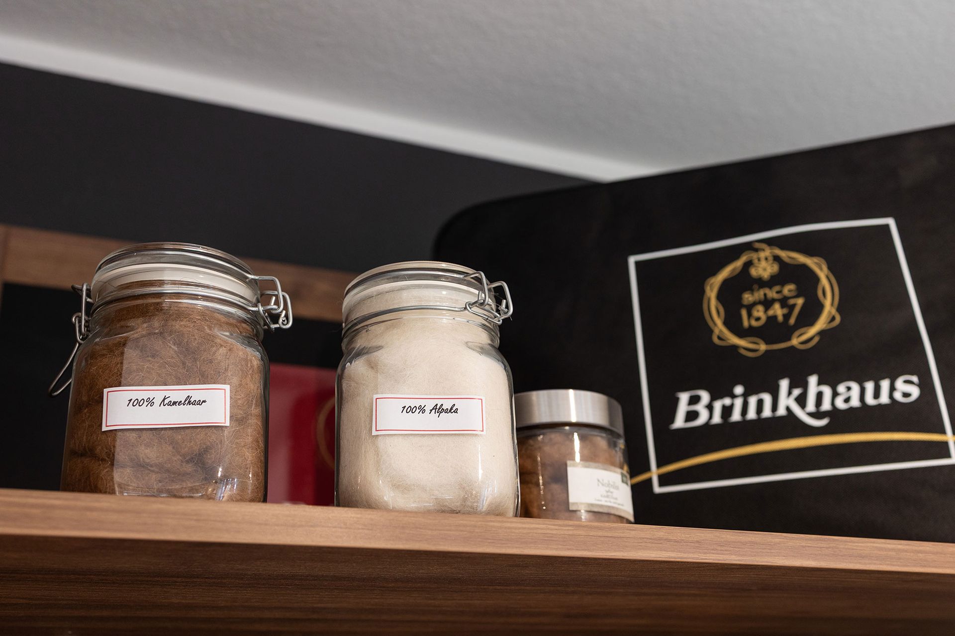 Regal mit Einmachgläsern, die Zutaten enthalten, und einem Brinkhaus-Beutel.