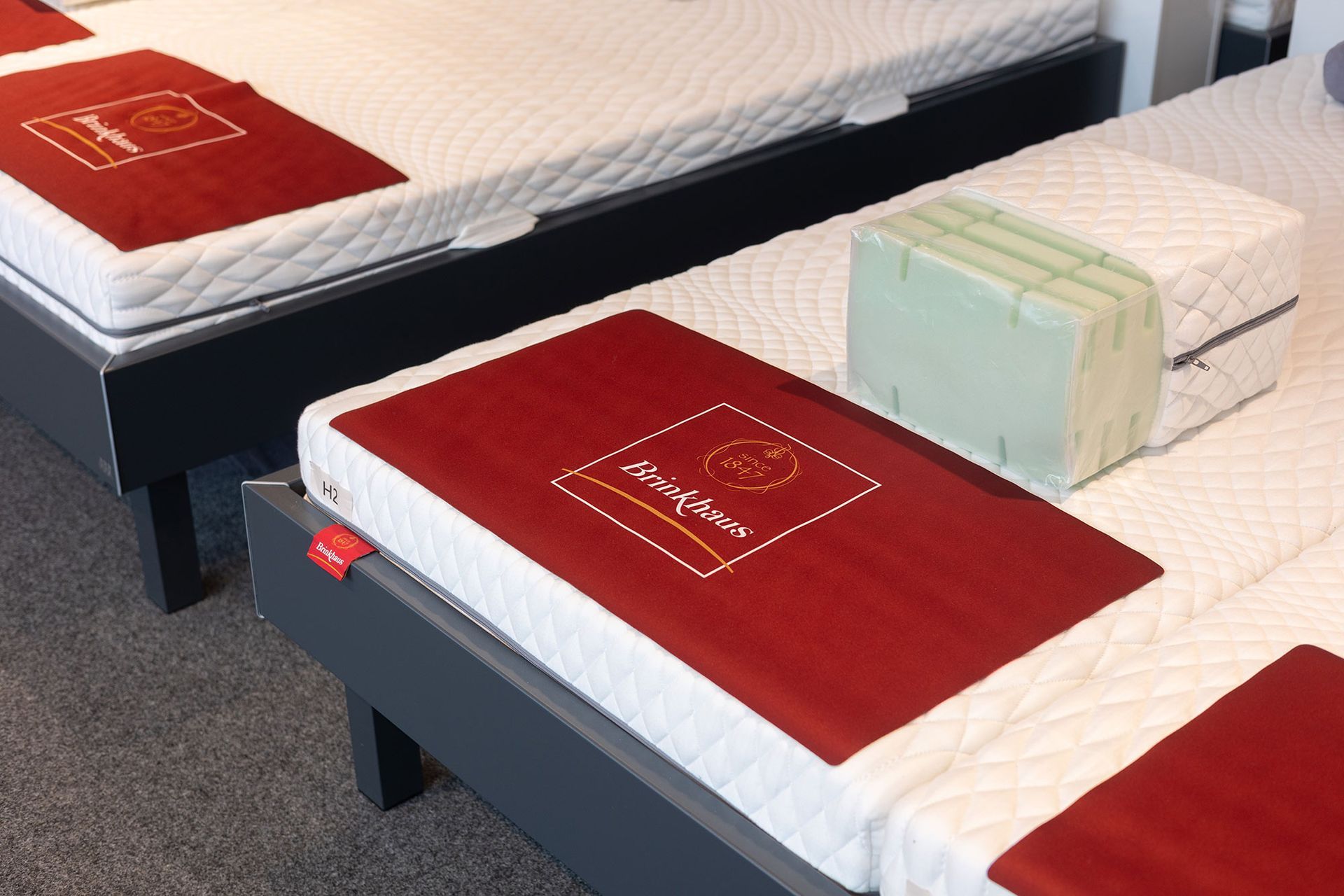 In einem Geschäft ausgestellte Matratzen