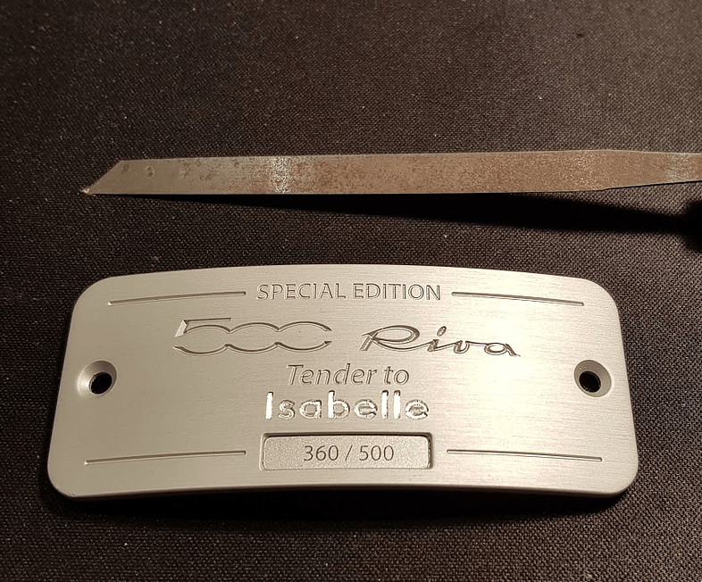 Photo d'une plaque gravée ''500 Riva Tender to Isabelle''