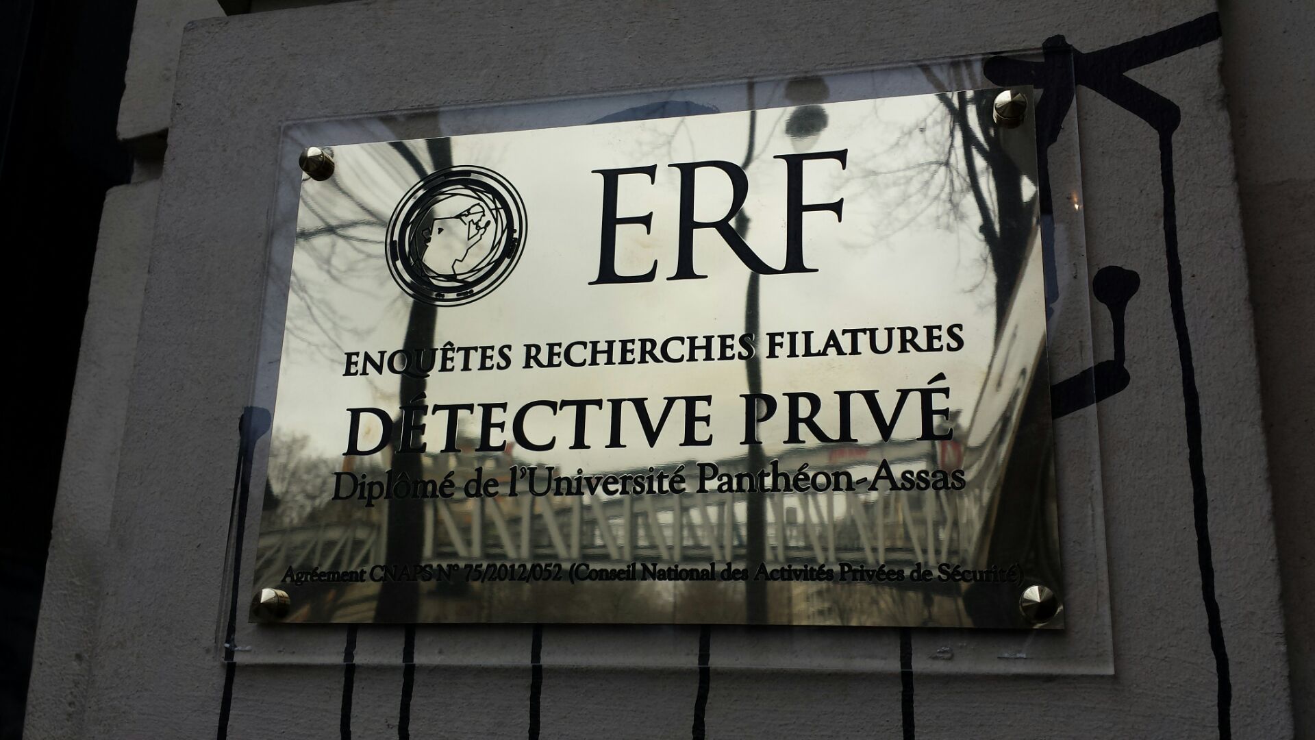 Plaque professionnelle d'un détective privé