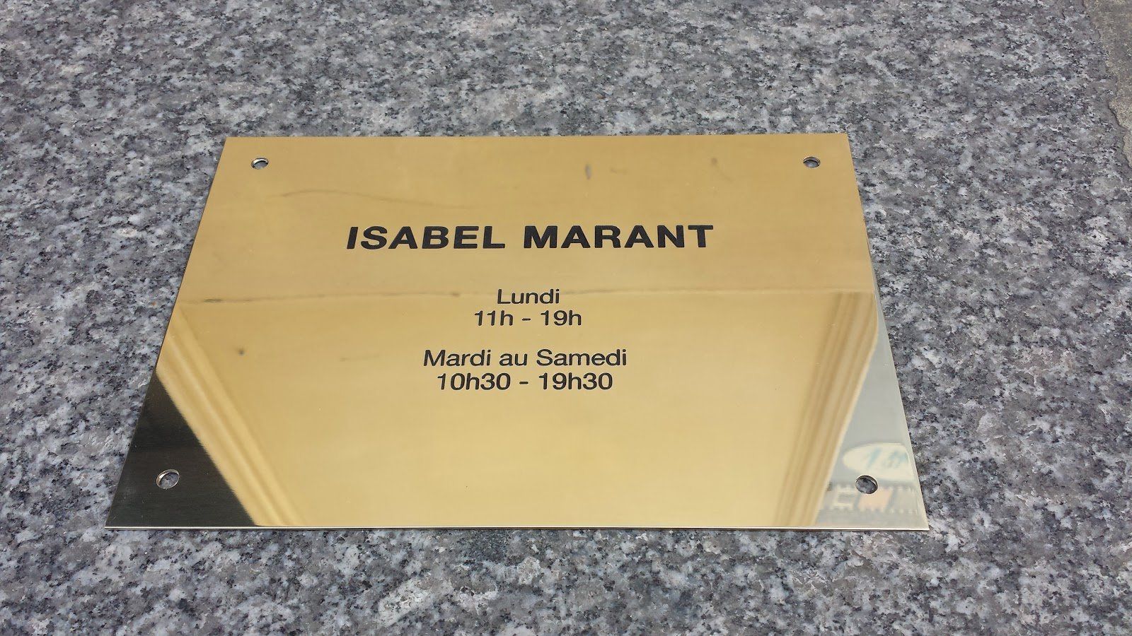 Photo d'une plaque gravée ''Isabel Marant''