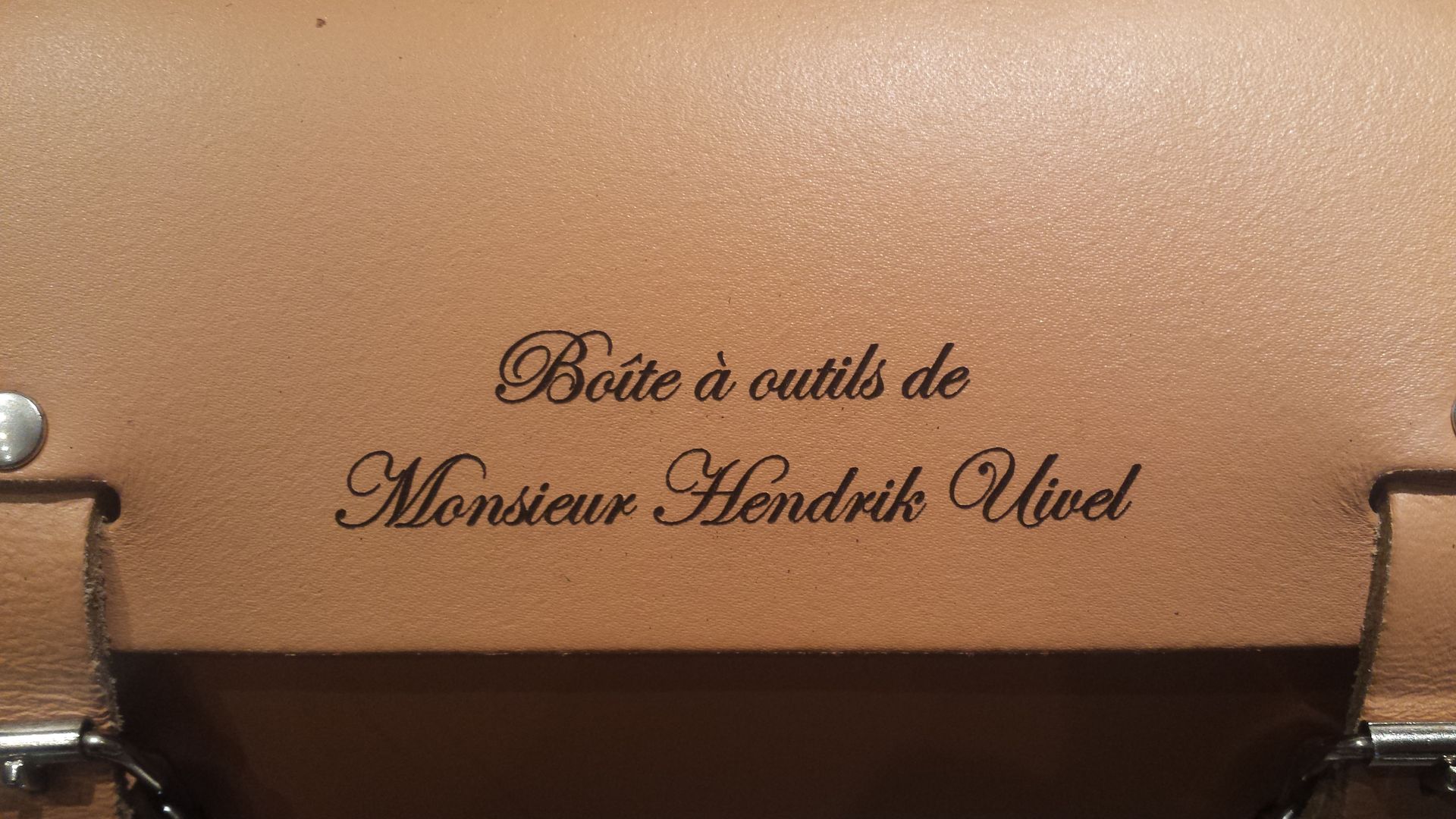Inscription gravée ''boîte à outils de Monsieur Hendril Vivel''