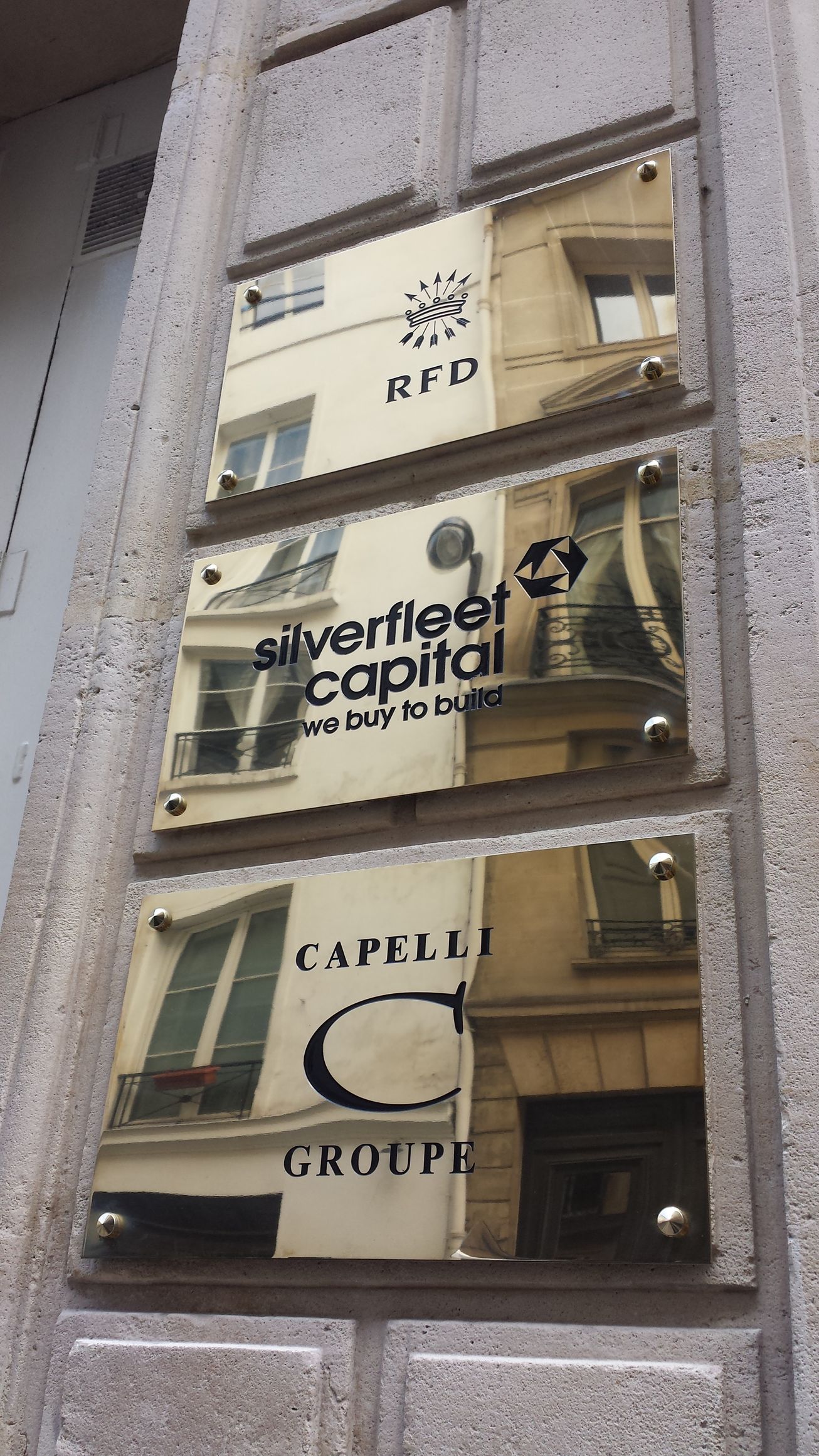 Photo de trois plaques professionnelles