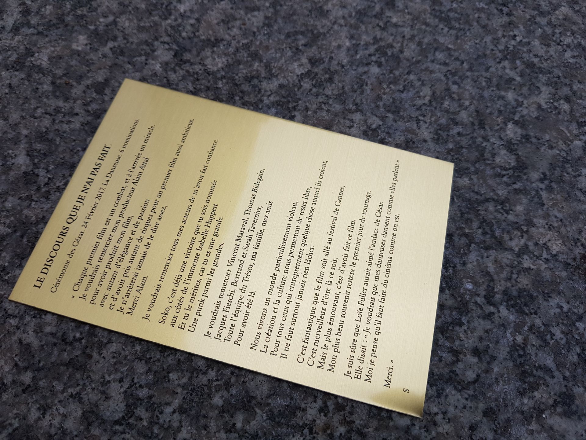 Texte sérigraphié sur une plaque