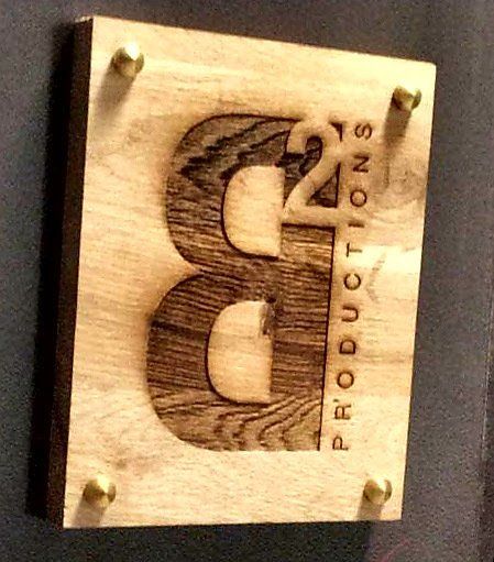 Photo d'une plaque en bois ''B2 productions''