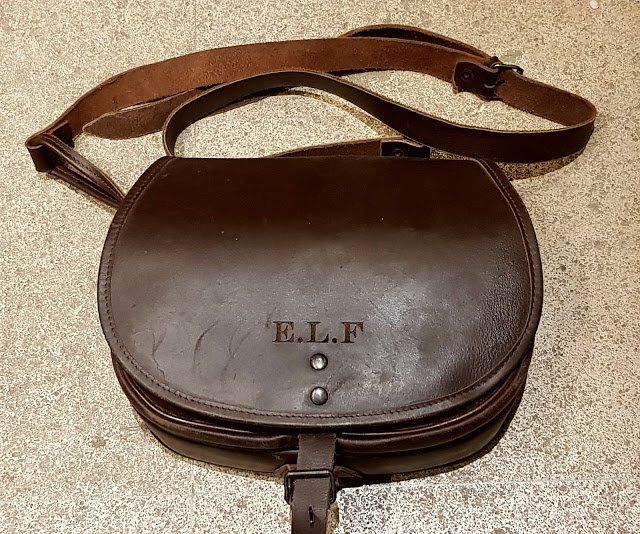 Photo d'un sac en cuir gravé ''E.L.F''