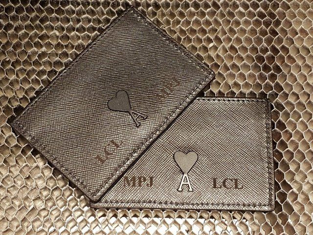 Photo de deux portefeuilles gravés ''MPJ A LCL''