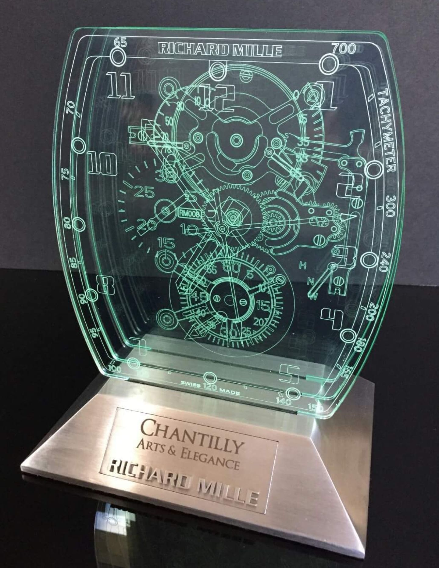 Trophée en plexiglas avec une horloge