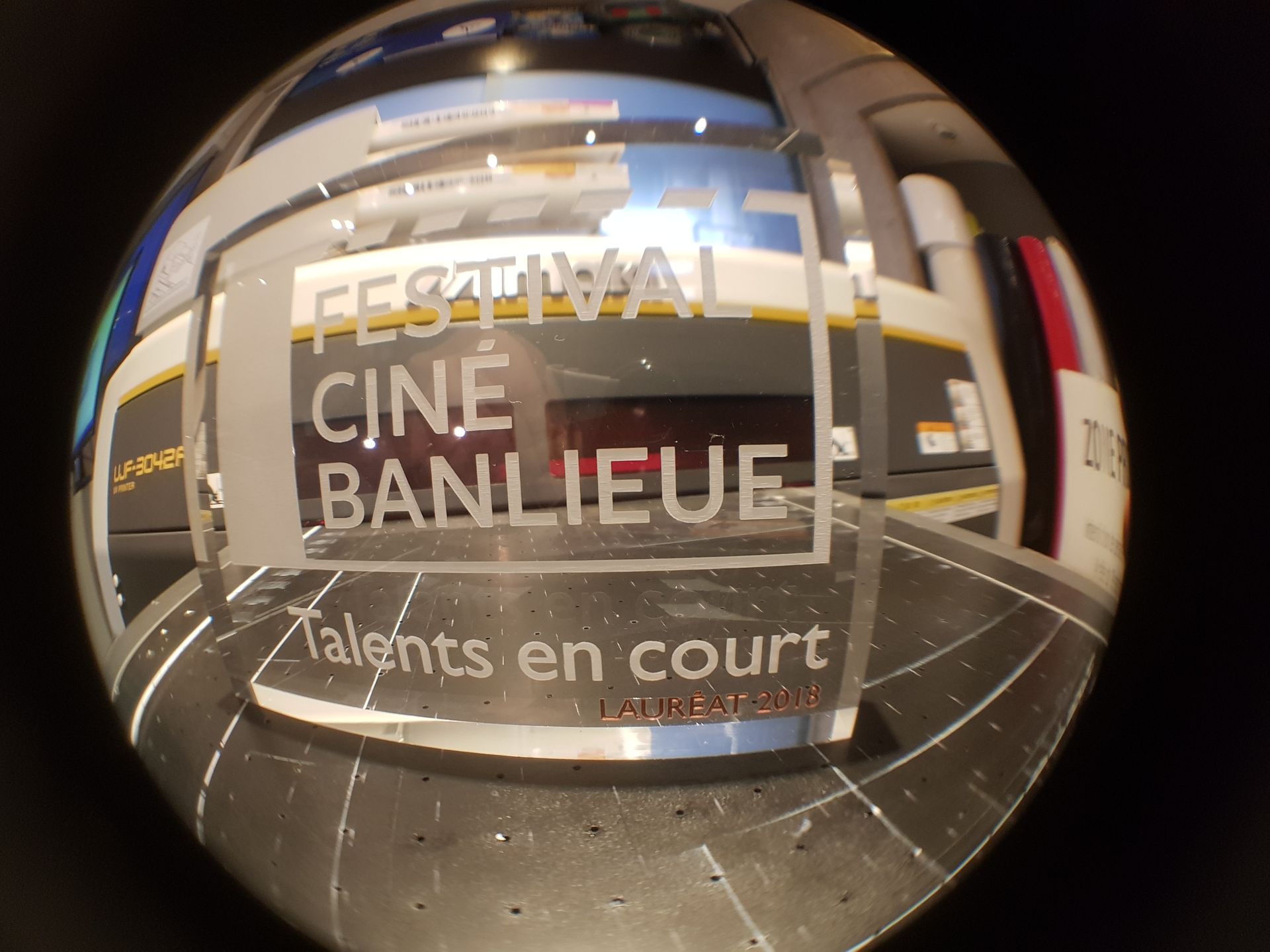 Plexiglas avec une gravure ''Festival Ciné Banlieue''