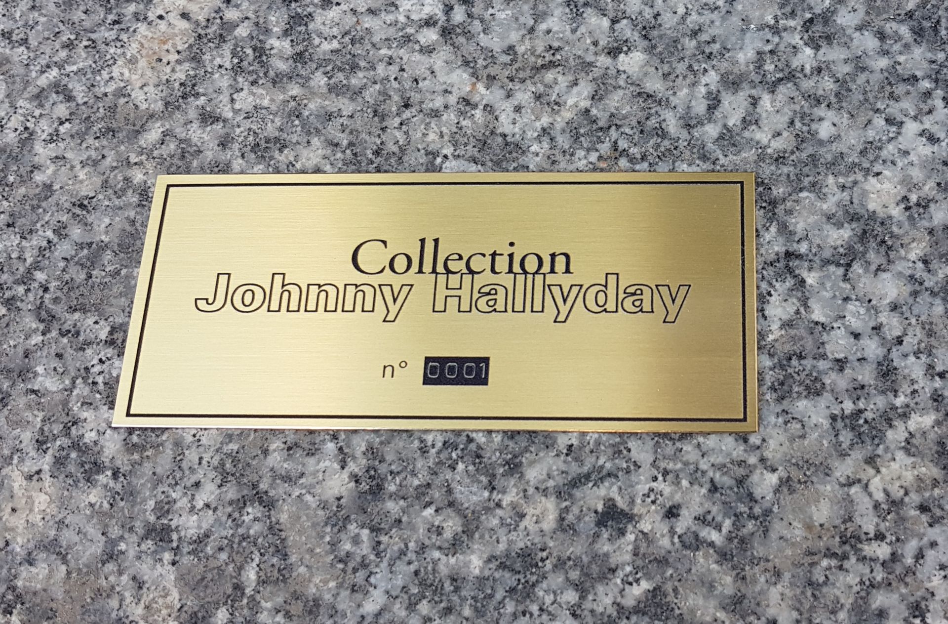 Photo d'une plaque gravée ''Collection Johnny Halluday n°0001''