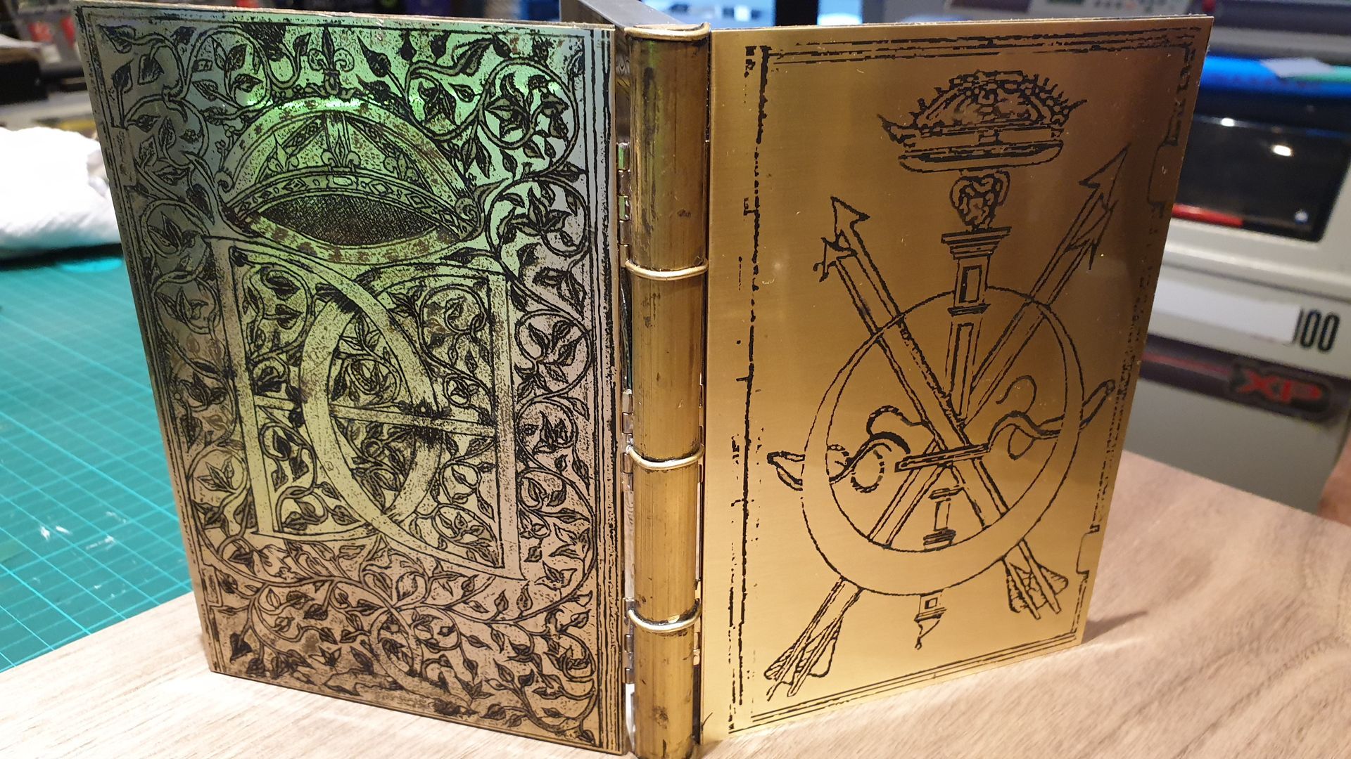 Photo d'une plaque gravée avec un motif