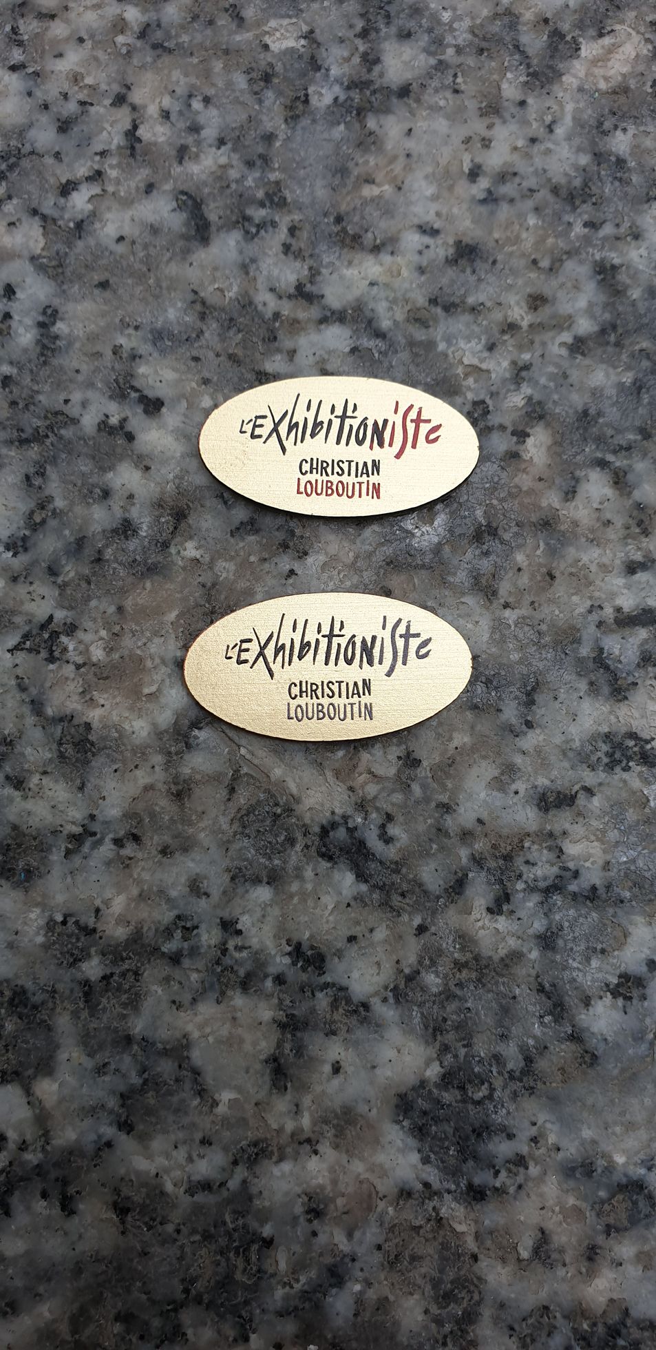 Petites plaques sérigraphiées de Louboutin