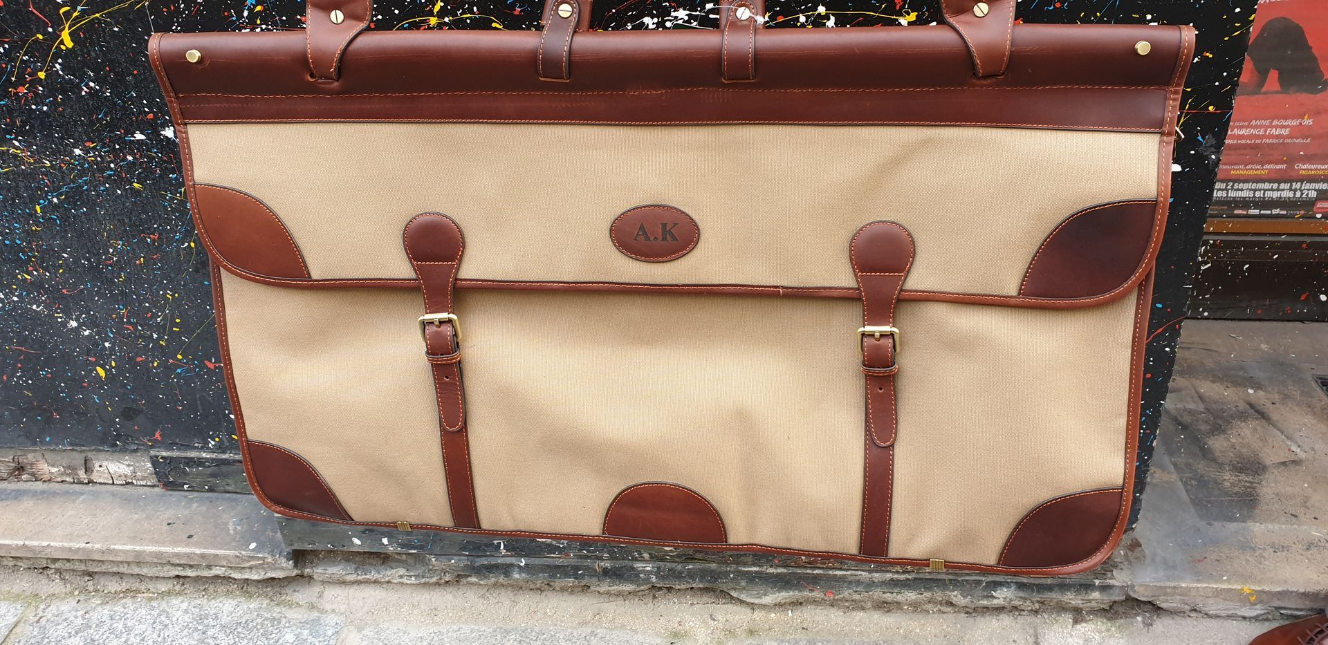 Sac en cuir blanc et bordeaux avec la gravure ''A.K''