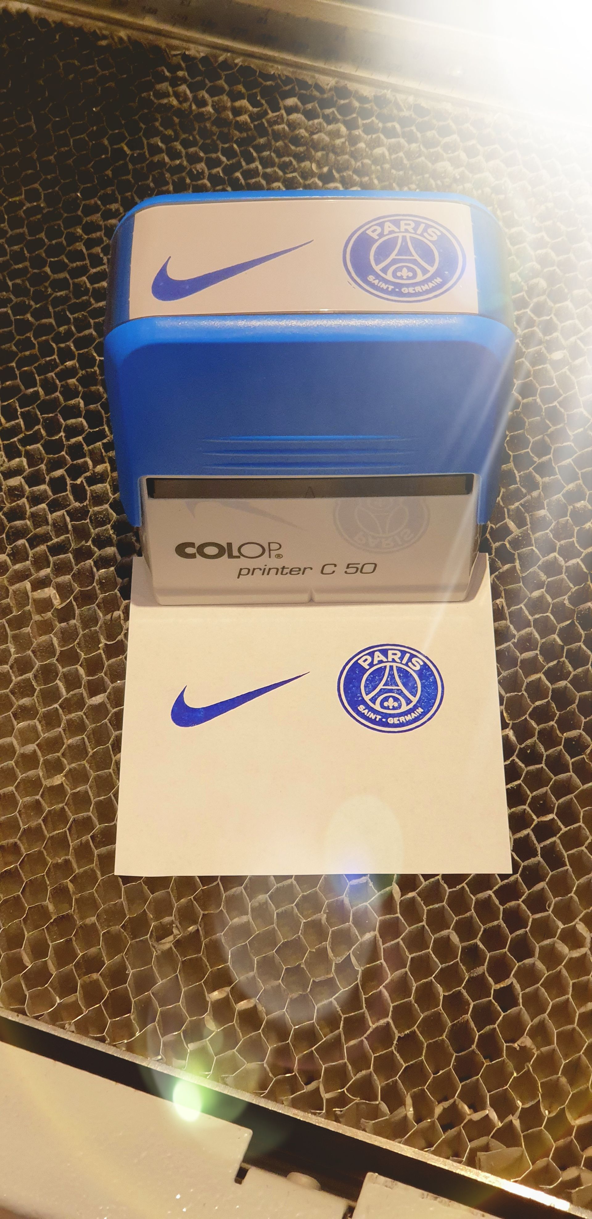 Photo d'un tampon avec la marque Nike et Paris Saint-Germain