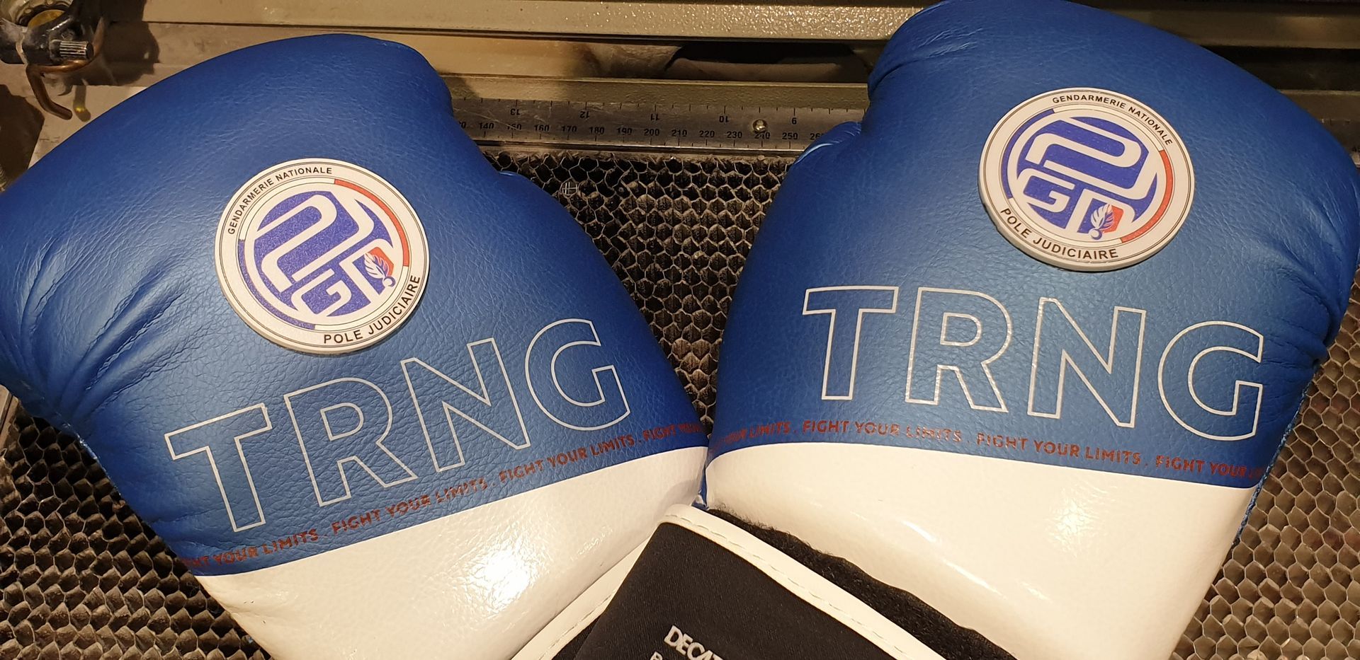 Logo sérigraphié sur des gants de boxe