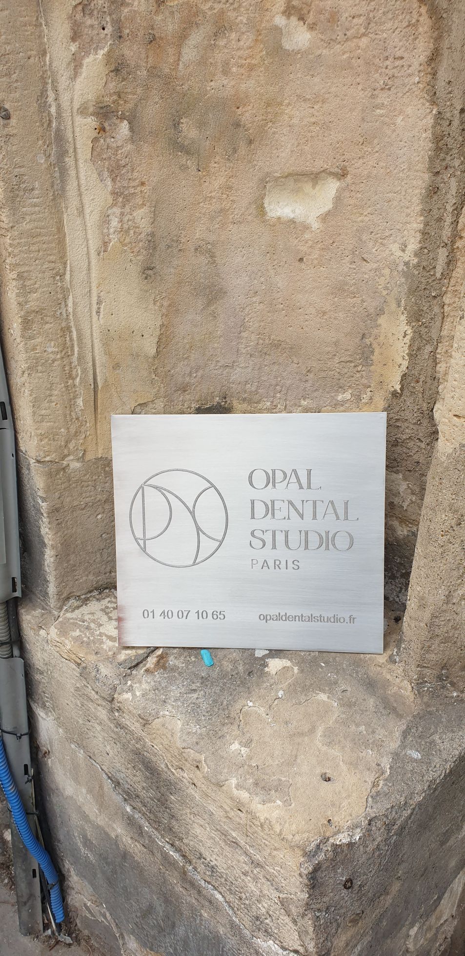 Plaque professionnelle ''Opal dental Studio Paris''