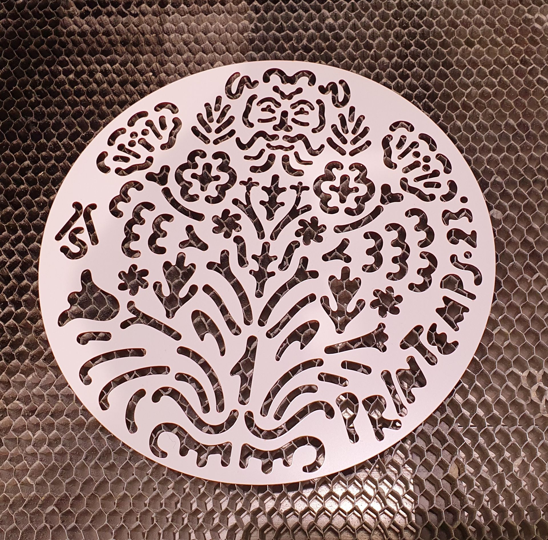 Photo d'une plaque ronde gravée